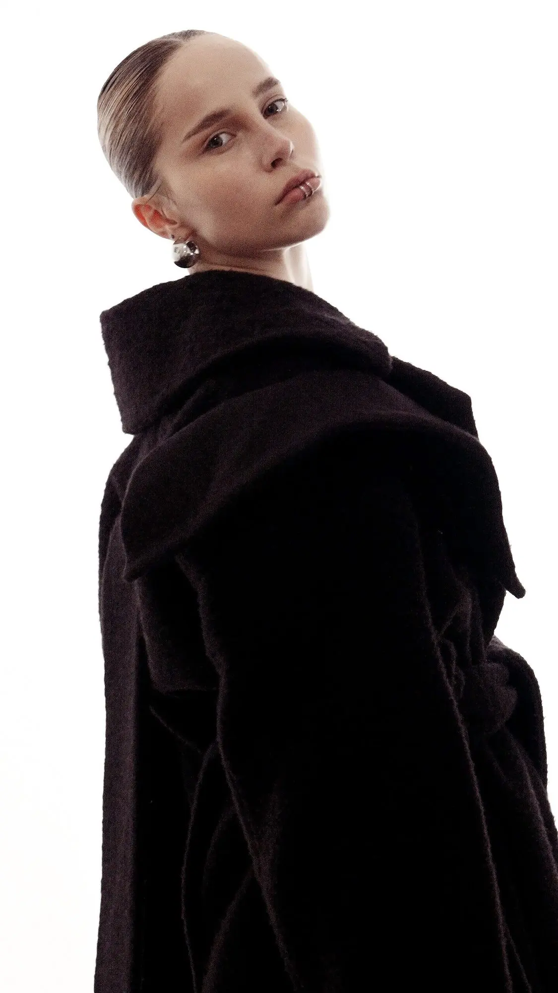Fashion editorial photography: black on white, photo 2