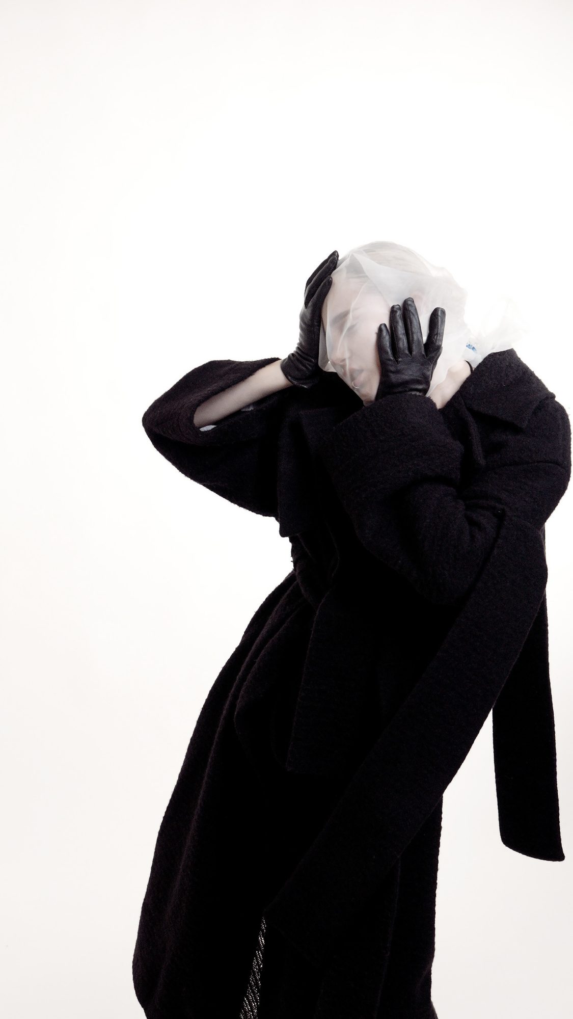 Fashion editorial photography: black on white, photo 3