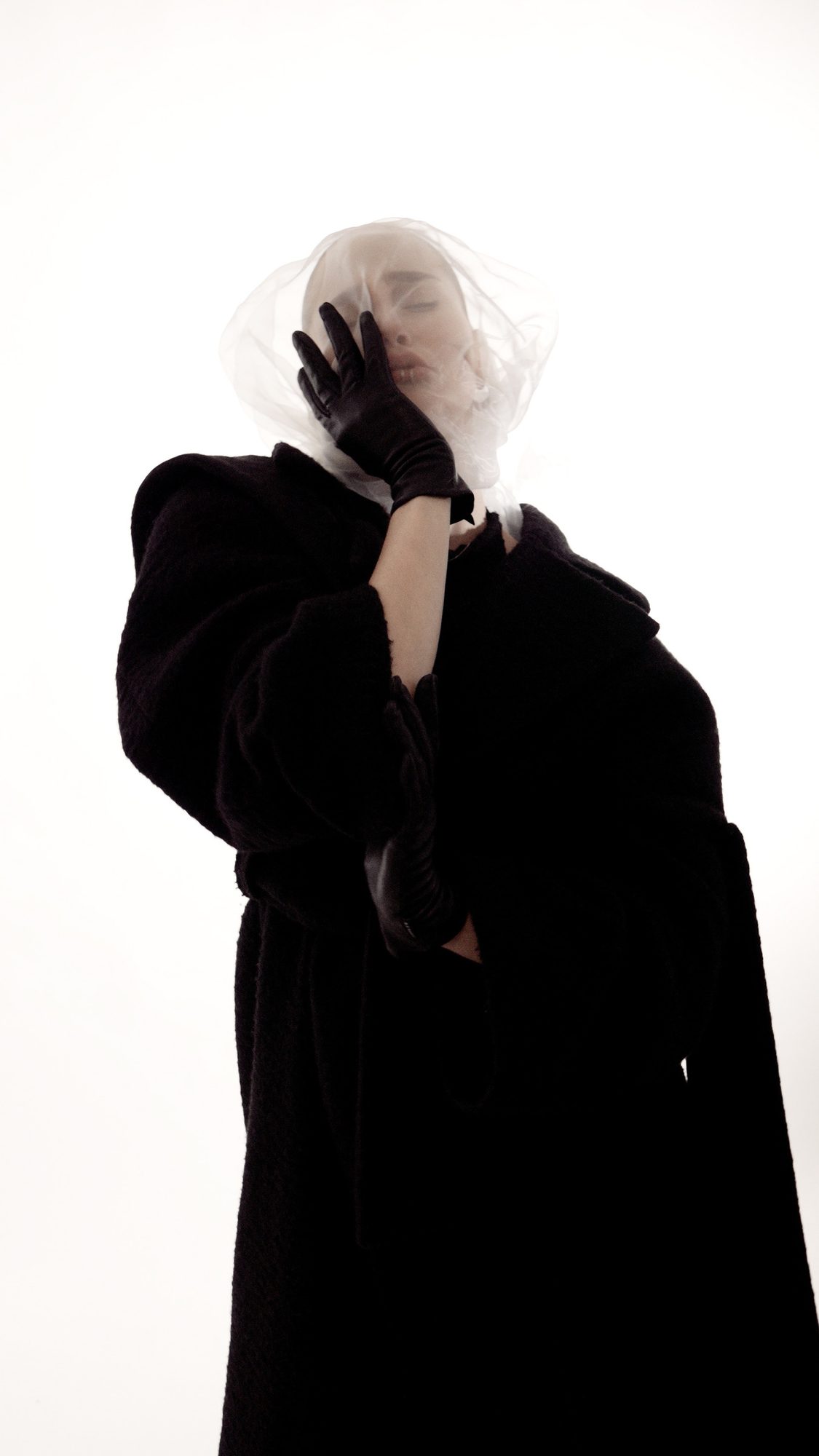 Fashion editorial photography: black on white, photo 7