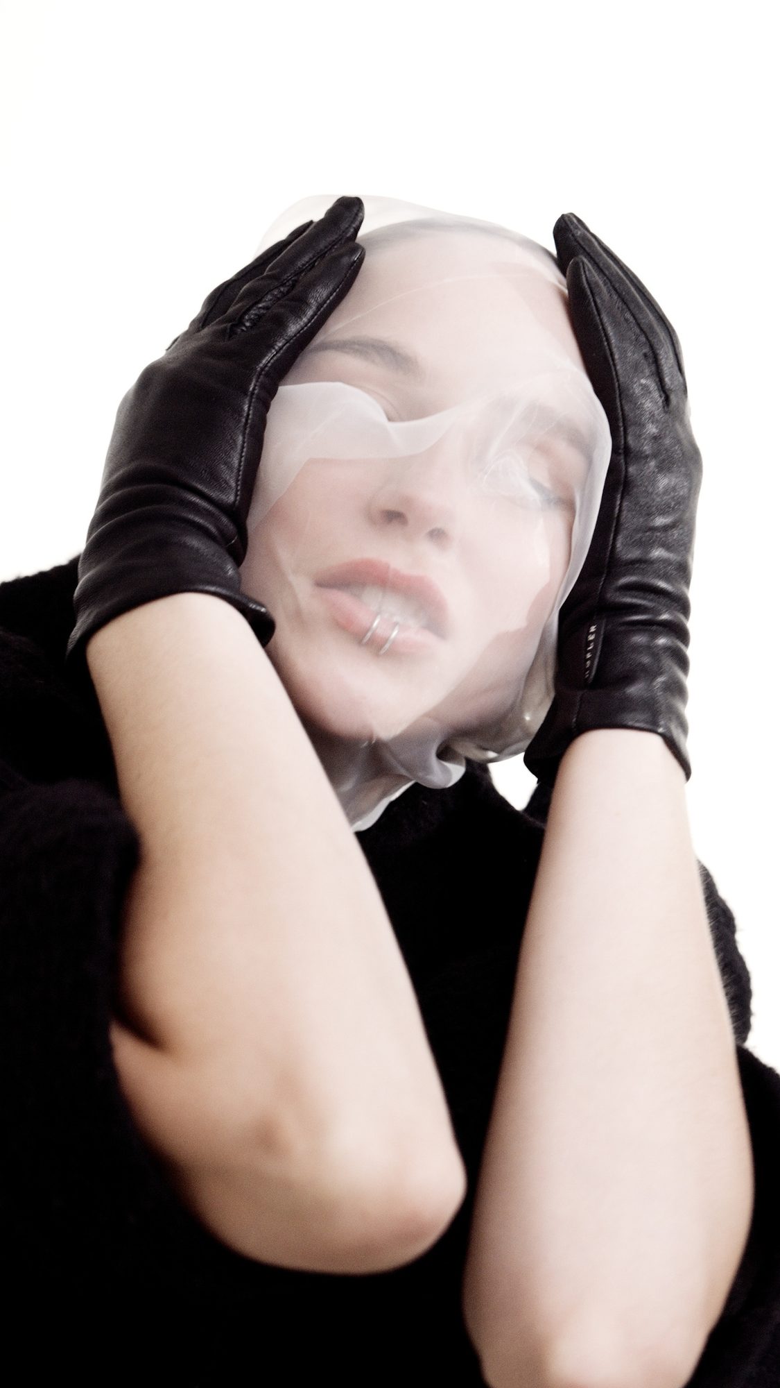 Fashion editorial photography: black on white, photo 9